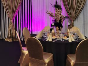 Hilton Stuhl mit Strechhusse 0